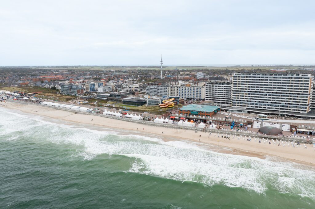 Westerland auf Sylt – Strand und Promenade aus der Luft